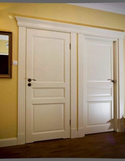białe drzwi drewniane min